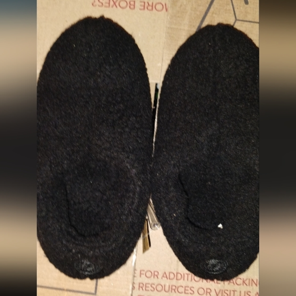 Brand new with tags Victoria's secret pink Sherpa slippers